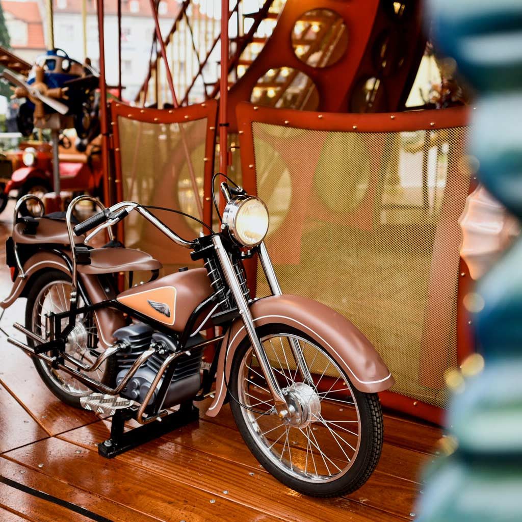 Jules-Verne-motorcycle-figure